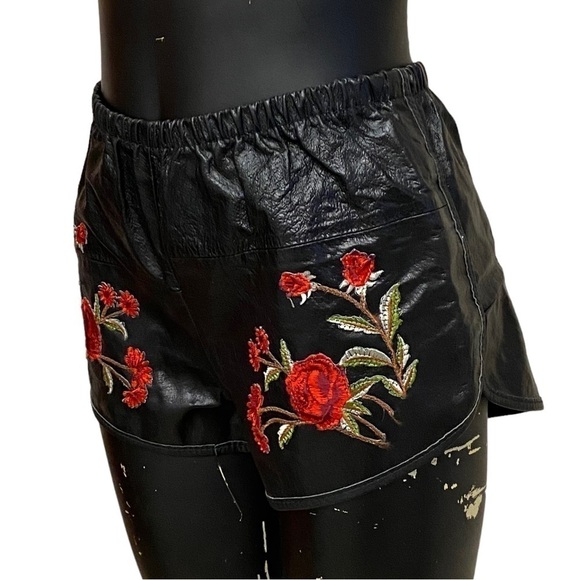 American Vintage Black Faux Leather Short Red Floral Embroidery - Picture 2 of 6